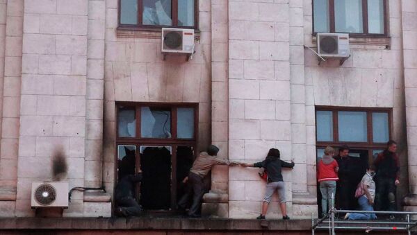 Люди пытаются спастись из горящего здания Дома профсоюзов в Одессе Люди пытаются спастись из горящего здания Дома профсоюзов в Одессе