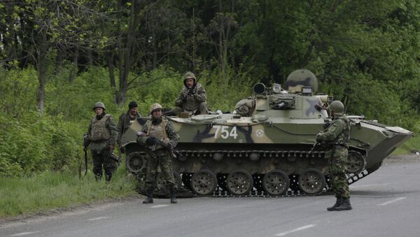 Украинские военные между Краматорском и Славянском. Архивное фото Украинские военные между Краматорском и Славянском. Архивное фото