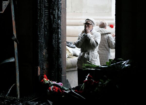 Цветы в память о погибших в результате пожара в Доме профсоюзов в Одессе Цветы в память о погибших в результате пожара в Доме профсоюзов в Одессе