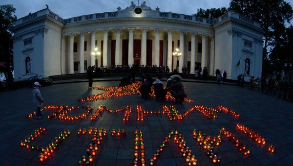 Жители Одессы выложили с помощью зажженных лампад звезду и надпись Помним, чтим ! Жители Одессы выложили с помощью зажженных лампад звезду и надпись Помним, чтим !