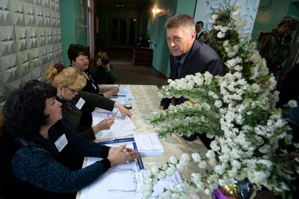 Народный мэр Славянска Вячеслав Пономарев голосует на референдуме о статусе самопровозглашенной Донецкой народной республики Народный мэр Славянска Вячеслав Пономарев голосует на референдуме о статусе самопровозглашенной Донецкой народной республики