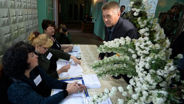 Народный мэр Славянска Вячеслав Пономарев голосует на референдуме о статусе самопровозглашенной Донецкой народной республики Народный мэр Славянска Вячеслав Пономарев голосует на референдуме о статусе самопровозглашенной Донецкой народной республики