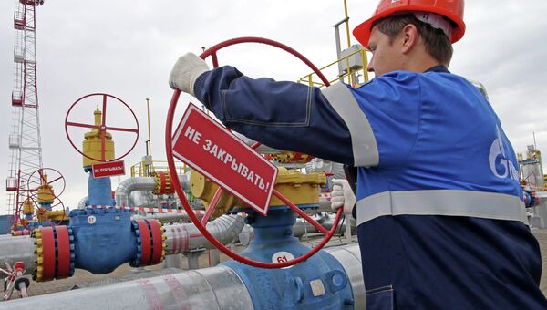 Рабочий на хранилище газа. Архивное фото Рабочий на хранилище газа. Архивное фото