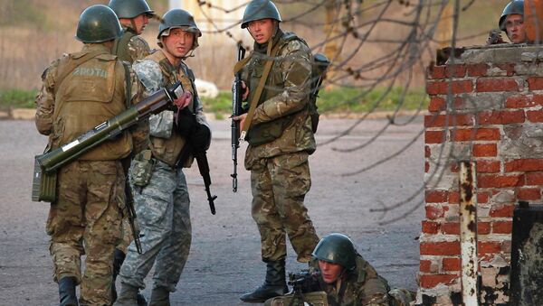 Солдаты украинской армии возле аэропорта в Краматорске Солдаты украинской армии возле аэропорта в Краматорске