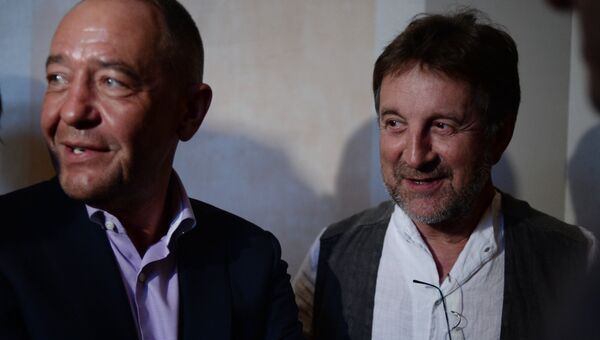 Закрытая премьера фильма Владимира Хотиненко Бесы. Генеральный директор Газпром-Медиа Михаил Лесин и актер Леонид Ярмольник Закрытая премьера фильма Владимира Хотиненко Бесы. Генеральный директор Газпром-Медиа Михаил Лесин и актер Леонид Ярмольник