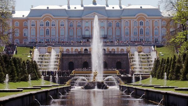 Праздник фонтанов в Петергофе. Архивное фото Праздник фонтанов в Петергофе. Архивное фото