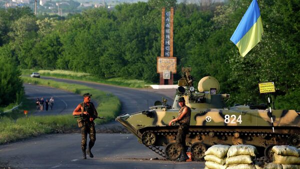 Военнослужащие украинской армии на окраине Славянска Военнослужащие украинской армии на окраине Славянска