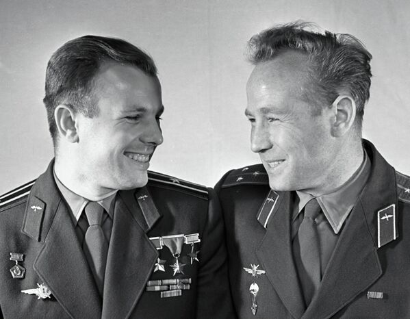 Летчики-космонавты Юрий Гагарин и Алексей Леонов Летчики-космонавты Юрий Гагарин и Алексей Леонов