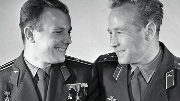 Летчики-космонавты Юрий Гагарин и Алексей Леонов Летчики-космонавты Юрий Гагарин и Алексей Леонов