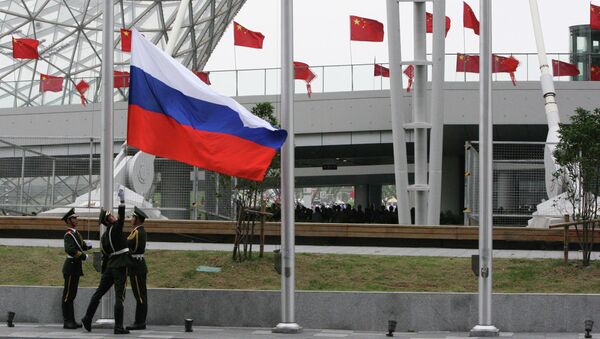 Поднятие российского флага на церемонии открытия Дня России на Всемирной универсальной выставке ЭКСПО-2010 в Шанхае Поднятие российского флага на церемонии открытия Дня России на Всемирной универсальной выставке ЭКСПО-2010 в Шанхае