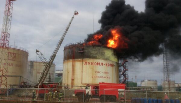 Пожар на территории ТПП Лукойл-Усинскнефтегаз в Коми Пожар на территории ТПП Лукойл-Усинскнефтегаз в Коми