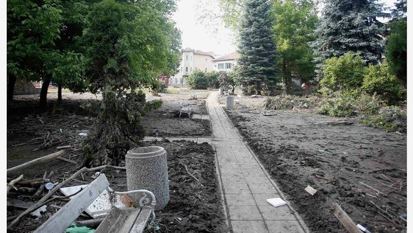Центральный парк города Маглай в июне 2013 года и после наводнения, 21 мая 2014 года Центральный парк города Маглай в июне 2013 года и после наводнения, 21 мая 2014 года