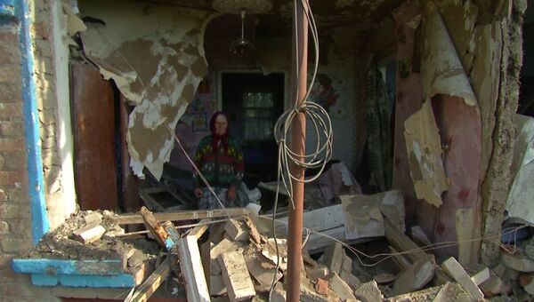 Разрушенный дом и сгоревшее кафе - последствия артобстрела под Славянском Разрушенный дом и сгоревшее кафе - последствия артобстрела под Славянском