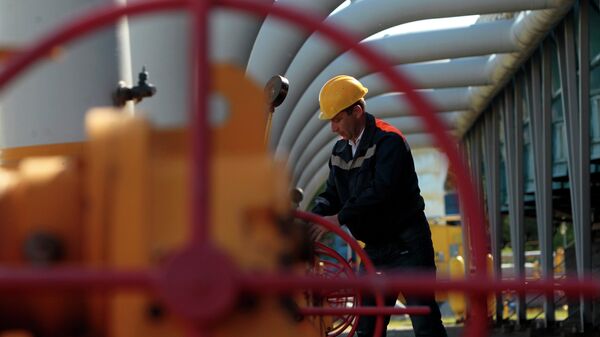Рабочий на газохранилище возле Львова, Украина. Архивное фото Рабочий на газохранилище возле Львова, Украина. Архивное фото