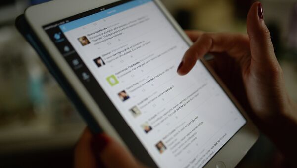 Страница сайта Twitter на экране планшетного компьютера. Архивное фото Страница сайта Twitter на экране планшетного компьютера. Архивное фото