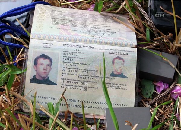 Паспорт убитого на Украине итальянского журналиста Андреа Роккелли Паспорт убитого на Украине итальянского журналиста Андреа Роккелли