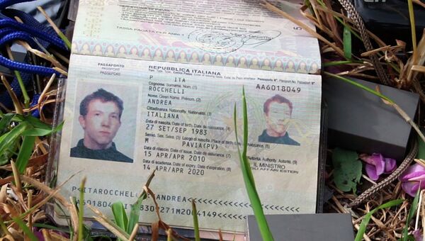 Паспорт убитого на Украине итальянского журналиста Андреа Роккелли. Архивное фото Паспорт убитого на Украине итальянского журналиста Андреа Роккелли. Архивное фото