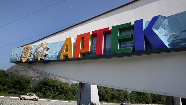 У въезда в международный детский центр Артек. Архивное фото У въезда в международный детский центр Артек. Архивное фото