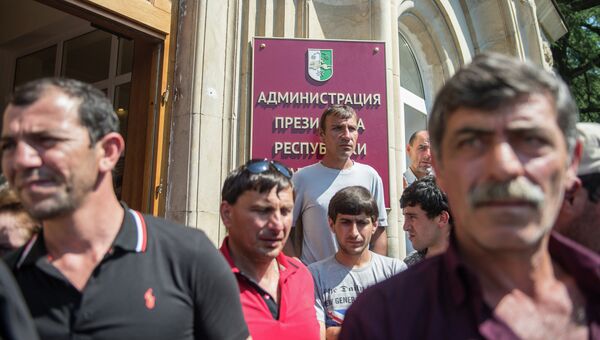Сторонники оппозиции у здания администрации президента Абхазии. Архивное фото Сторонники оппозиции у здания администрации президента Абхазии. Архивное фото