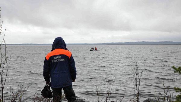 Сотрудник МЧС на месте падения вертолета в Терском районе Мурманской области Сотрудник МЧС на месте падения вертолета в Терском районе Мурманской области