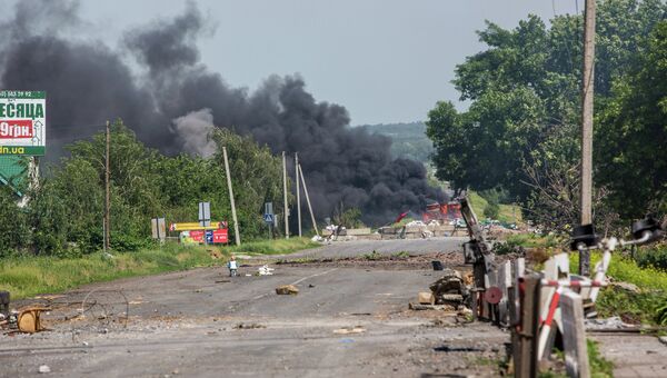 Дорога в поселке Семеновка после авиационных ударов украинских военных Дорога в поселке Семеновка после авиационных ударов украинских военных