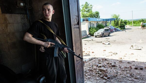 Боец народного ополчения во время танкового обстрела поселка Семеновка Боец народного ополчения во время танкового обстрела поселка Семеновка