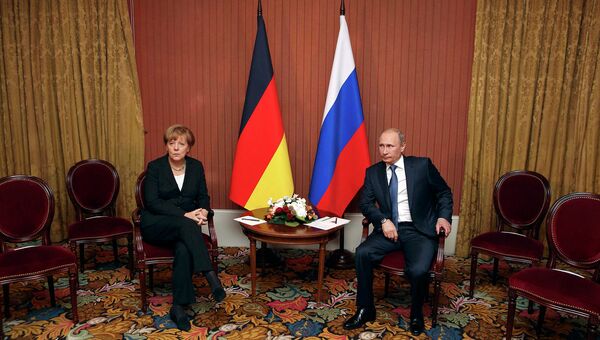 Президент России Владимир Путин на встрече с канцлером Германии Ангелой Меркель в Довиле, на севере Франции Президент России Владимир Путин на встрече с канцлером Германии Ангелой Меркель в Довиле, на севере Франции