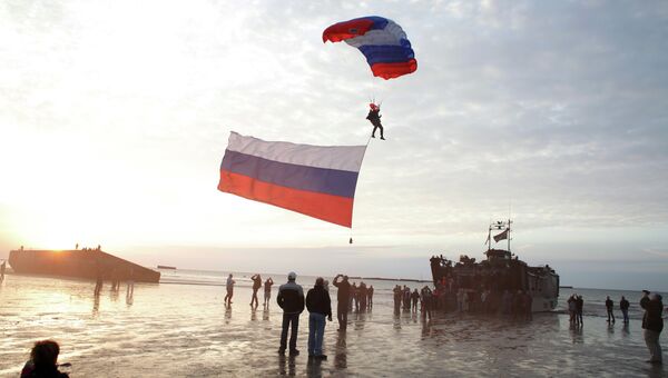 Парашютист с российским флагом участвует в мероприятии по случаю 70-летия высадки союзников в Нормандии Парашютист с российским флагом участвует в мероприятии по случаю 70-летия высадки союзников в Нормандии