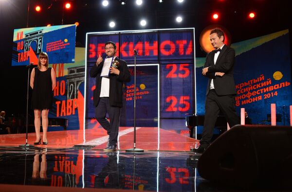Режиссер Александр Котт получает приз за свой фильм Испытание как Лучший фильм на церемонии закрытия XXV Российского кинофестиваля Кинотавр Режиссер Александр Котт получает приз за свой фильм Испытание как Лучший фильм на церемонии закрытия XXV Российского кинофестиваля Кинотавр
