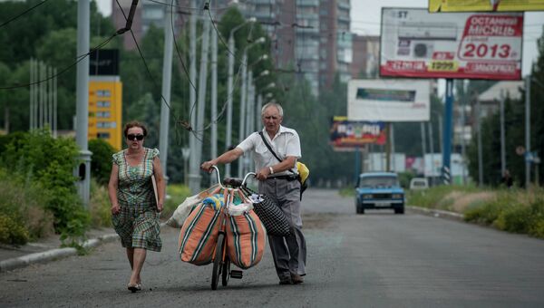 Семья покидает Славянск после артиллерийского обстрела со стороны правительственных сил Украины Семья покидает Славянск после артиллерийского обстрела со стороны правительственных сил Украины