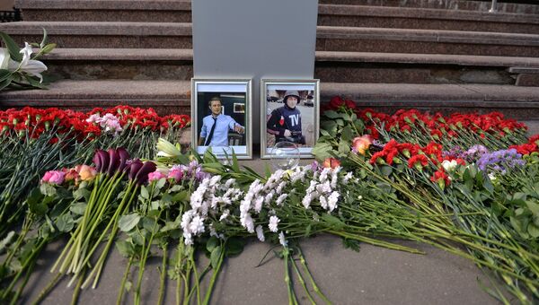 Цветы у здания ВГТРК в память о погибших журналистах Цветы у здания ВГТРК в память о погибших журналистах