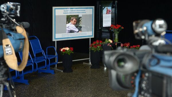 Цветы в холле здания телецентра Останкино в память об операторе Первого канала Анатолии Кляне Цветы в холле здания телецентра Останкино в память об операторе Первого канала Анатолии Кляне
