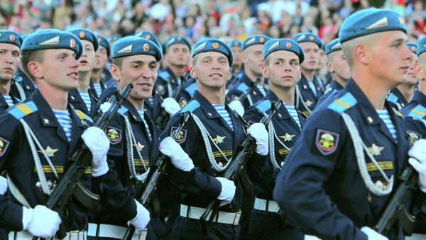 Российские десантники на параде. Архивное фото Российские десантники на параде. Архивное фото