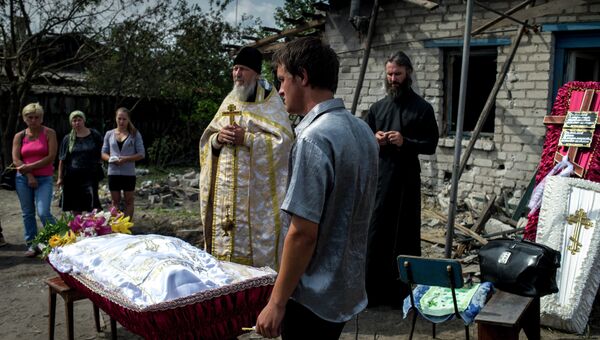 Похороны погибших во время обстрела украинскими военными жителей станицы Луганская Владимира Ермилова и его сына Вани Похороны погибших во время обстрела украинскими военными жителей станицы Луганская Владимира Ермилова и его сына Вани