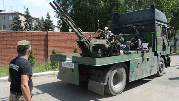 Военная техника ополченцев, прорвавшихся из Славянска, на одной из улиц Донецка Военная техника ополченцев, прорвавшихся из Славянска, на одной из улиц Донецка