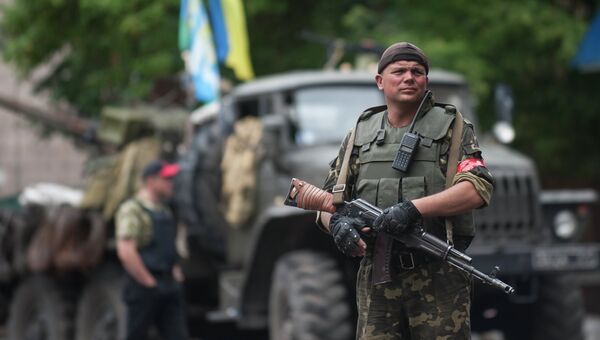 Украинские военные в Славянске. Архивное фото Украинские военные в Славянске. Архивное фото