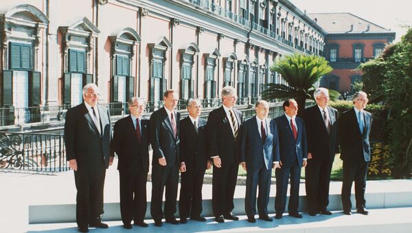 Саммит G7 в Неаполе. 10 июля 1994 года. Слева право: Германский канцлер Гельмут Коль, Шеф ЕС Жак Делор, Канадский премьер Жан Кретьен, Японскиий премьер-министр Томиичи Мураяма, Президент США Билл Клинтон, Президент Фанции Франсуа Миттеран, Италяьнский премьер Сильвио Берлускони, Президент России Борис Ельцин и Бринтанский премьер Джон Мейджор Саммит G7 в Неаполе. 10 июля 1994 года. Слева право: Германский канцлер Гельмут Коль, Шеф ЕС Жак Делор, Канадский премьер Жан Кретьен, Японскиий премьер-министр Томиичи Мураяма, Президент США Билл Клинтон, Президент Фанции Франсуа Миттеран, Италяьнский премьер Сильвио Берлускони, Президент России Борис Ельцин и Бринтанский премьер Джон Мейджор