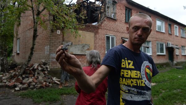 Жители дома в поселке Малая Вергунка, разрушенного в результате авианалета украинской армии, архивное фото Жители дома в поселке Малая Вергунка, разрушенного в результате авианалета украинской армии, архивное фото