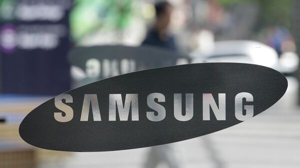 Samsung разрабатывает складывающийся в квадрат телефон