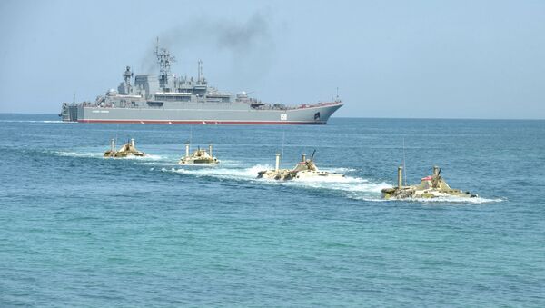 Высадка десанта морской пехоты Черноморского флота РФ. Архивное фото Высадка десанта морской пехоты Черноморского флота РФ. Архивное фото