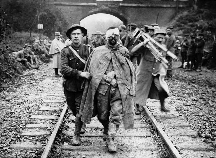 Раненый немецкий военнопленный и британский солдат во время Первой мировой войны Раненый немецкий военнопленный и британский солдат во время Первой мировой войны