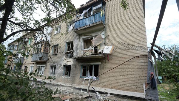 Разрушения в жилом многоквартирном доме, пострадавшем во время артиллерийского обстрела украинскими силовиками города Марьинки под Донецком. Архивное фото Разрушения в жилом многоквартирном доме, пострадавшем во время артиллерийского обстрела украинскими силовиками города Марьинки под Донецком. Архивное фото