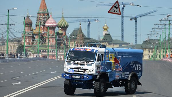Автомобиль команды КАМАЗ-Мастер во время шоу Moscow City Racing в Москве. Архивное фото Автомобиль команды КАМАЗ-Мастер во время шоу Moscow City Racing в Москве. Архивное фото