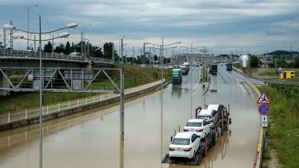 Очевидец снял, как в Сочи поток воды уносит машину