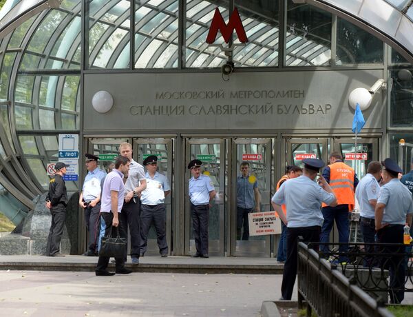 Сотрудники правоохранительных органов у станции метро Славянский бульвар Сотрудники правоохранительных органов у станции метро Славянский бульвар