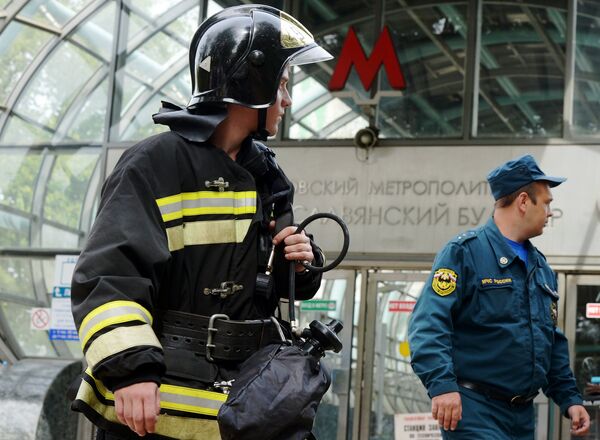 Сотрудники МЧС и правоохранительных органов у станции метро Славянский бульвар Сотрудники МЧС и правоохранительных органов у станции метро Славянский бульвар