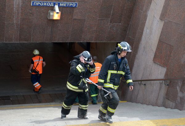 Вагон поезда метро сошел с рельсов на перегоне Парк Победы - Славянский бульвар Вагон поезда метро сошел с рельсов на перегоне Парк Победы - Славянский бульвар