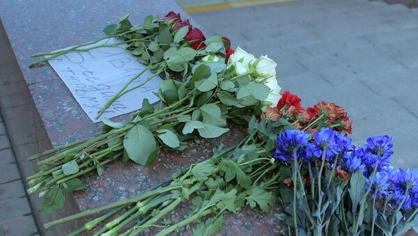 Цветы на месте трагедии в московском метро Цветы на месте трагедии в московском метро
