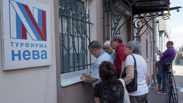 Посетители у офиса турфирмы Нева в Санкт-Петербурге. Архивное фото Посетители у офиса турфирмы Нева в Санкт-Петербурге. Архивное фото