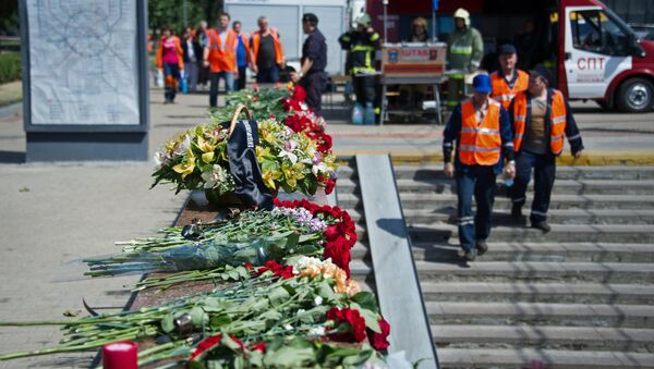 Цветы у входа в метро Парк Победы. Архивное фото Цветы у входа в метро Парк Победы. Архивное фото